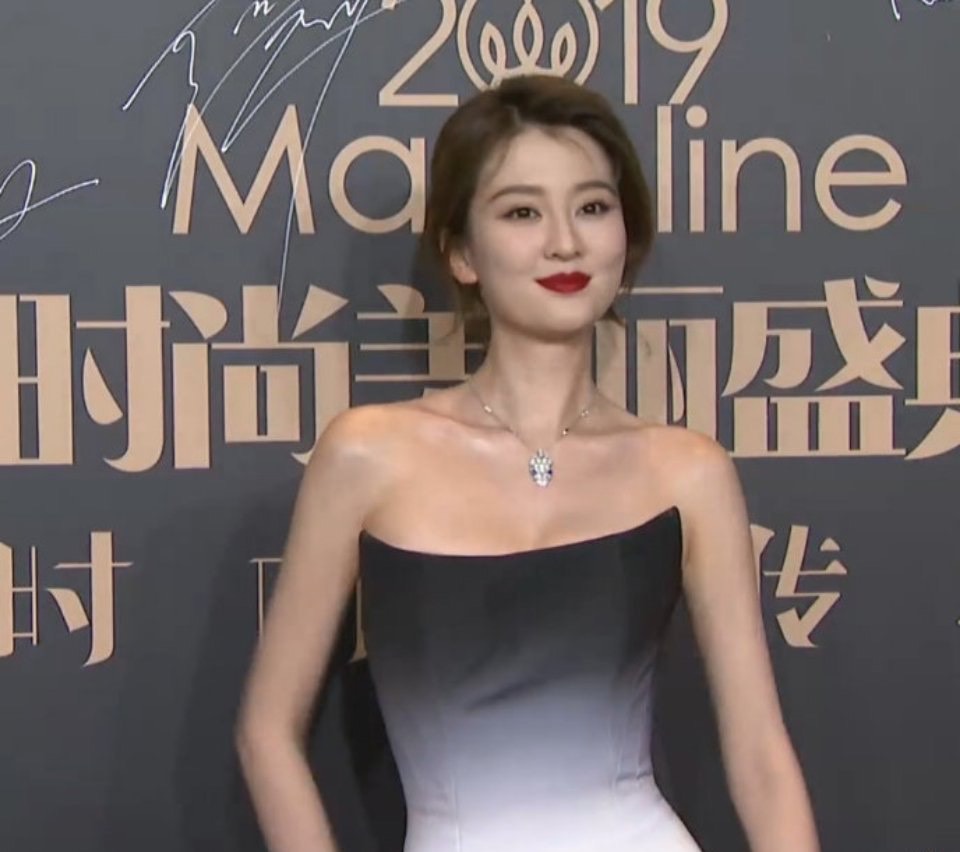 又一女演员暴瘦成纸片人, 娱乐圈真把减肥当饭吃啊!