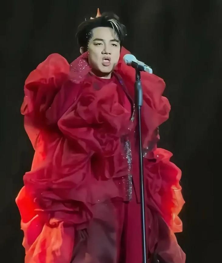 王祖蓝怎么也想不到吧？这回自己算是彻底“押错宝”了，原本唱功不赖的他想暂时拾