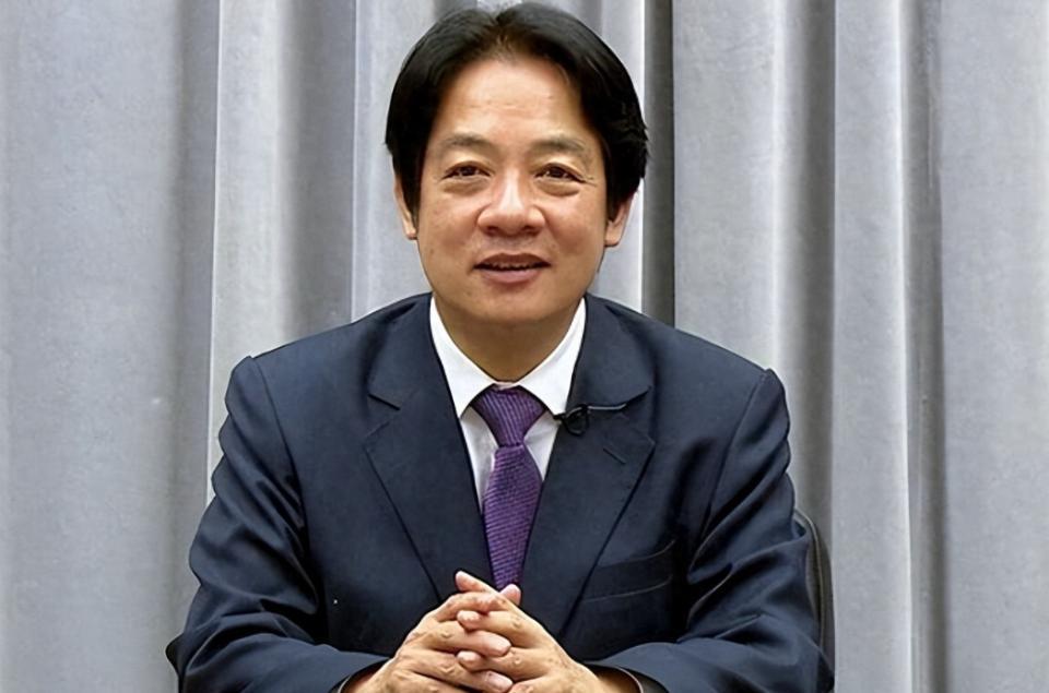 岛内最近炸了锅，就因为一部叫《造局者》的纪录片。民进党像被踩了尾巴的猫，跳着脚骂