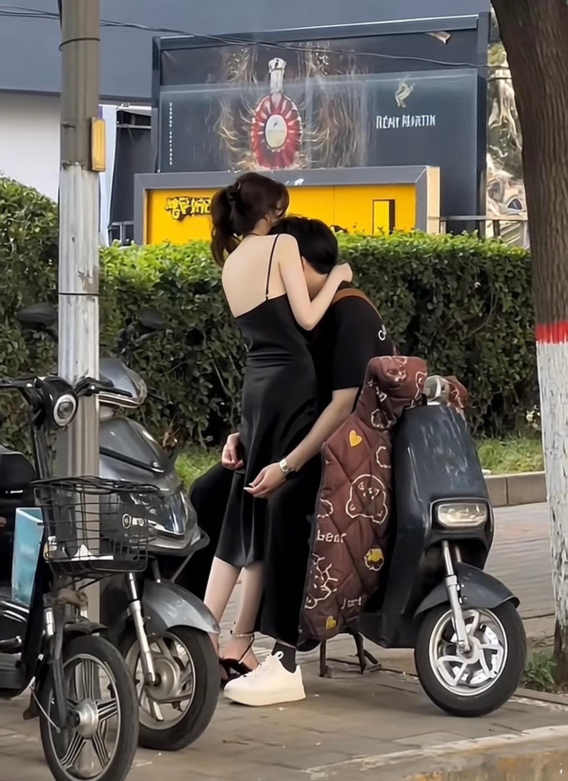 真不把大家当外人啊，大街上的至于吗…[笑着哭]​​​