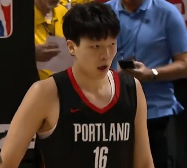 中国男篮归化球员李凯尔为杨瀚森支招。他表示:如果想要打破眼下的偏见,他也只能玩命