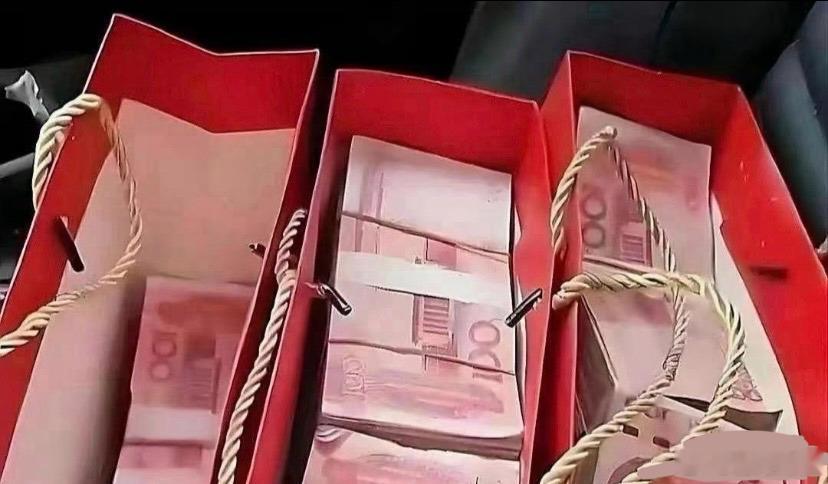 河北保定一女子打扫屋子，在衣柜发现老公藏的20万现金。她没告诉老公，直接拿去银行
