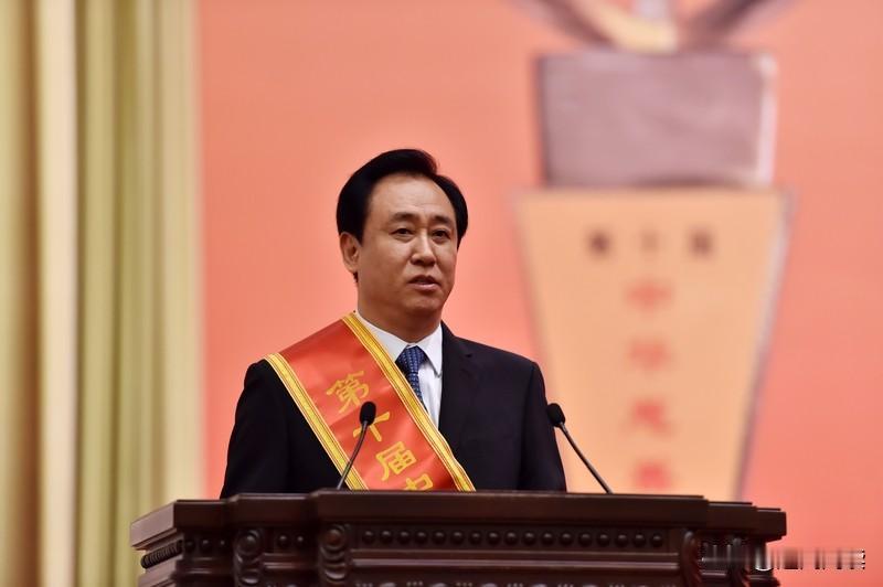 许家印认罪，恒大帝国崩塌，有三大致命错误。一是无限扩张，许家印无视规则疯狂加杠