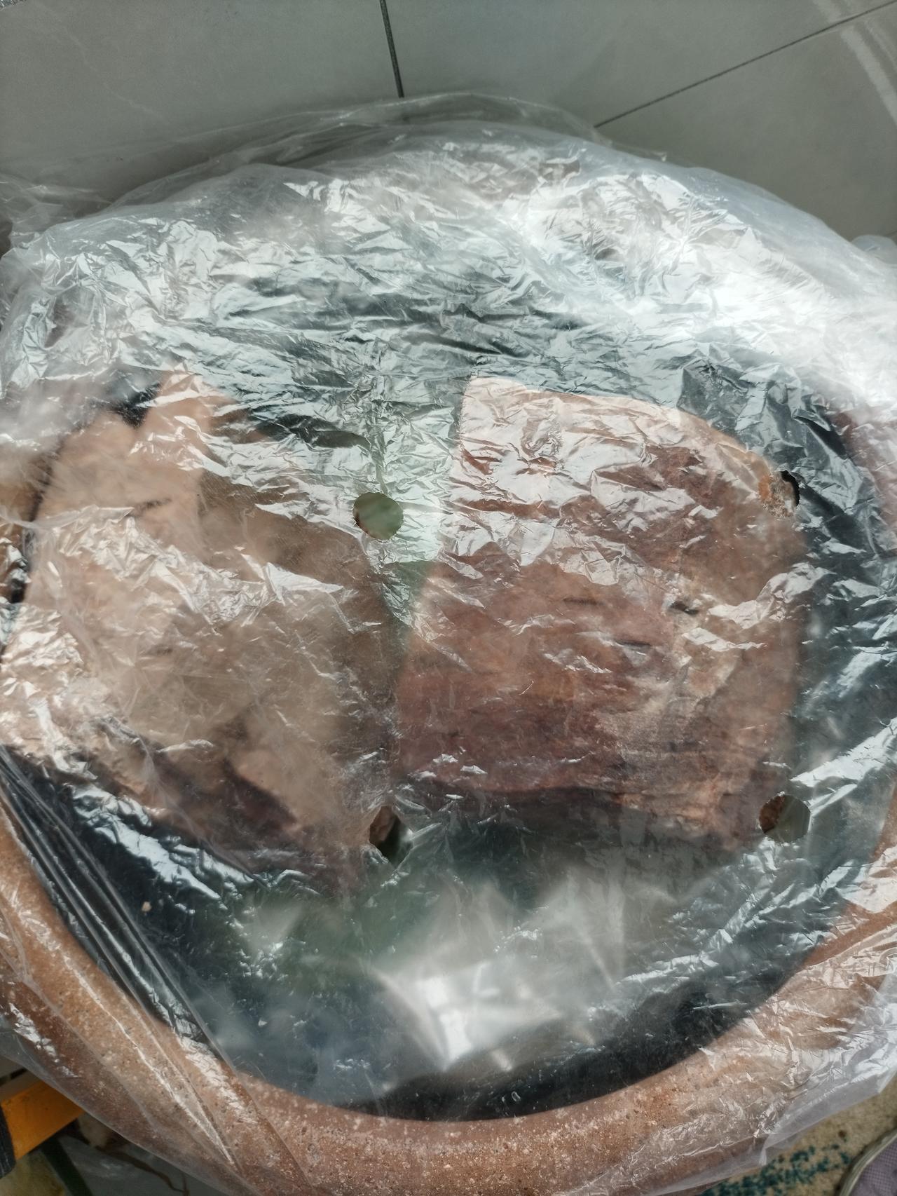 腌酸菜了，看看我的做法和你们有什么区别？我腌酸菜特别简单。大白菜拨去外边