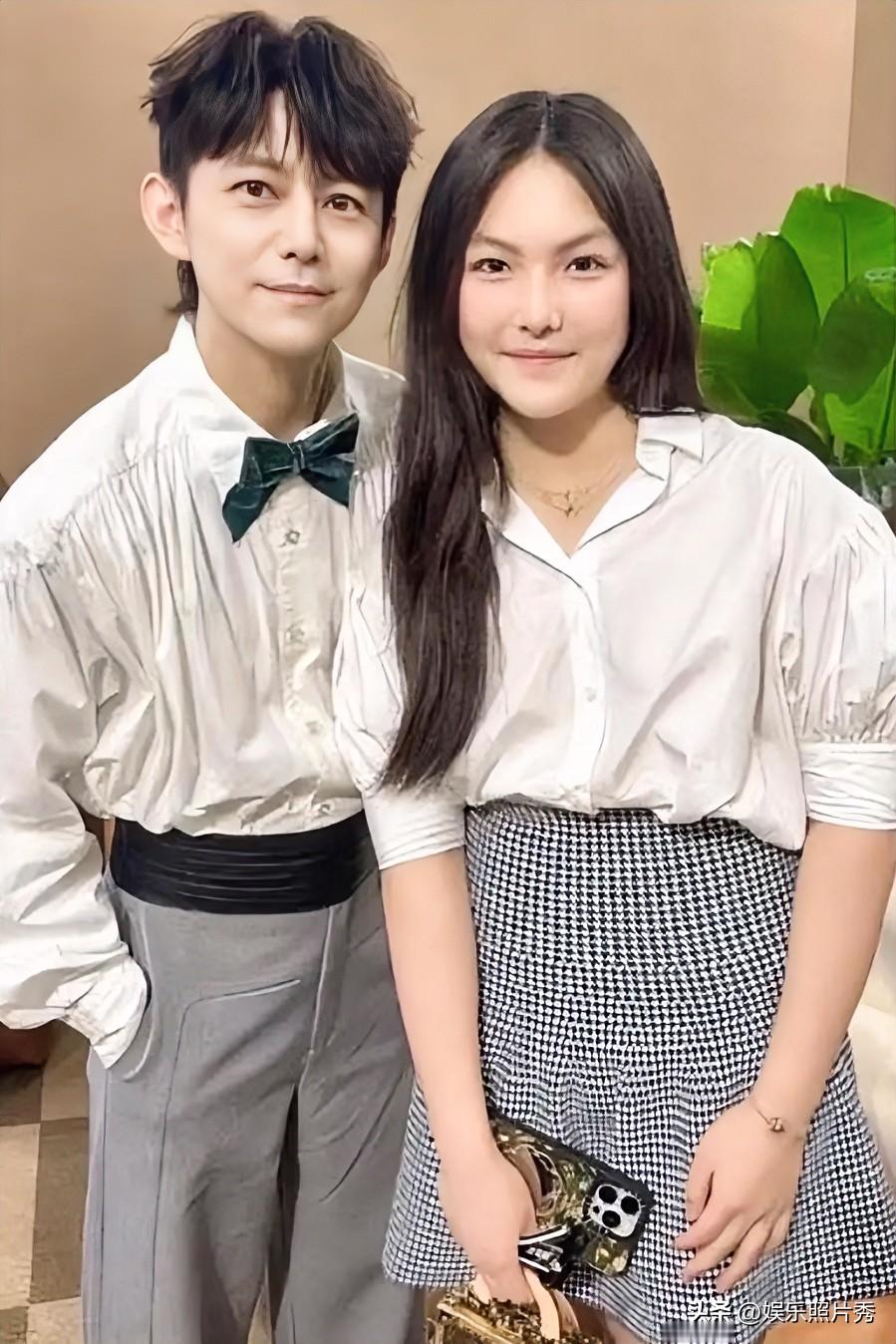何炅和她气质很“搭”，她没有遗传妈妈的颜值，但气质上自带“贵气”！她披肩长发，穿着白色衬衣，一手拿着