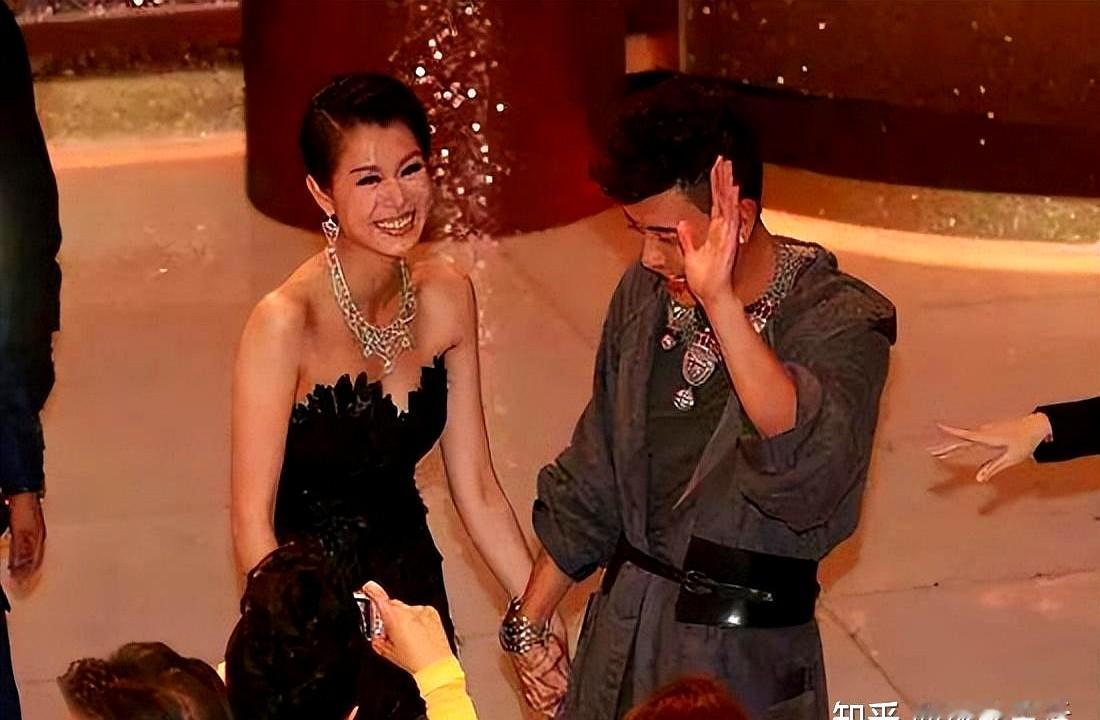 我表姐刚发我一张胡杏儿的全家福，说：你品，你细品。我一看就懂了，慕容家大合照