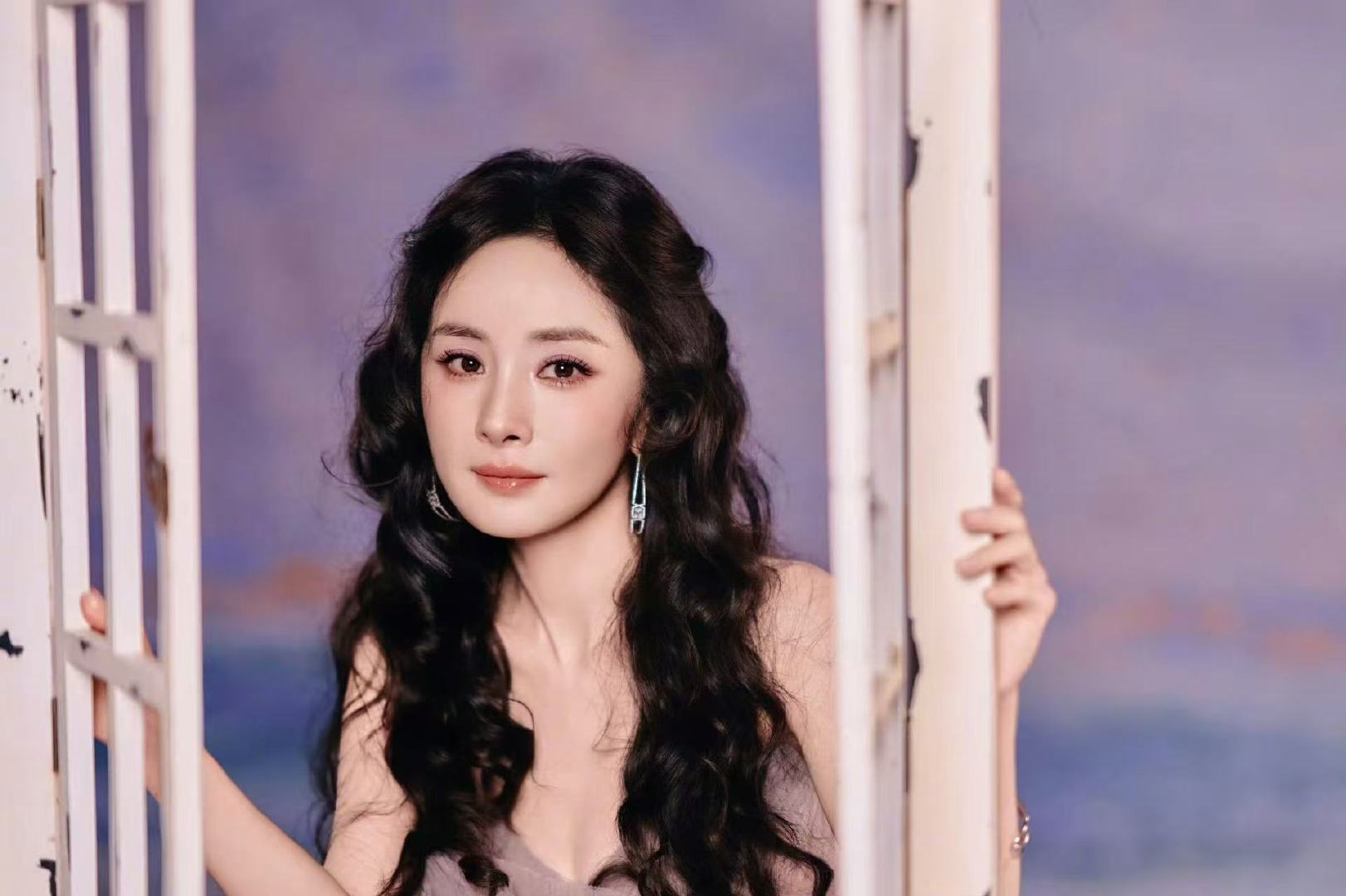 杨幂公主波浪卷杨幂莫奈紫纱裙是公主幂​​​