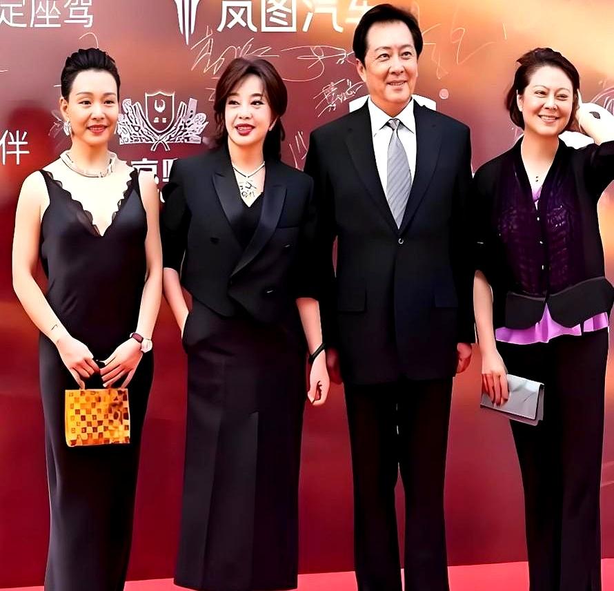 照片里四个人站一排。左一陈冲，时髦得刺眼。左二刘晓庆，端着气场像