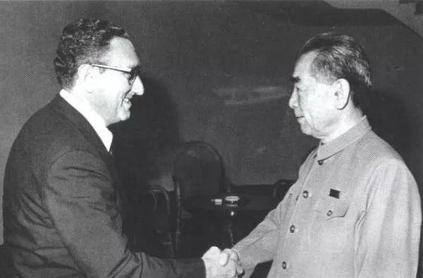 1958年周总理出访朝鲜，第一件事不是会见朝鲜领袖，而是漫天暴雪祭拜烈士！周