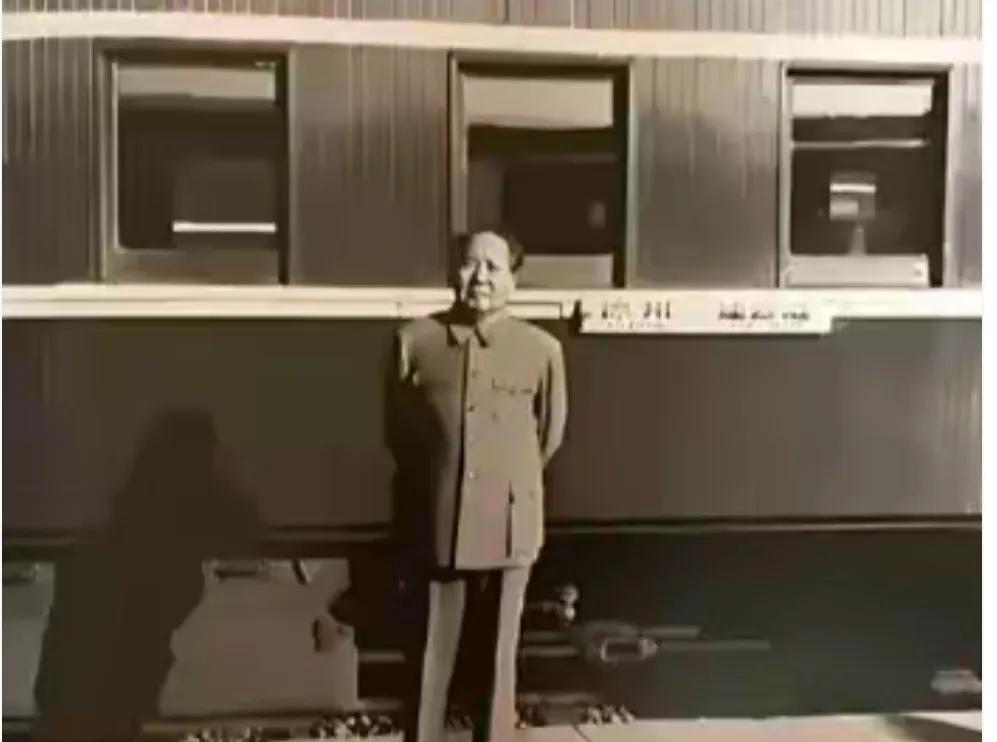 毛主席在专列前留下的一张照片，已是78岁的他，身板依旧挺拔。这张照片拍摄于19