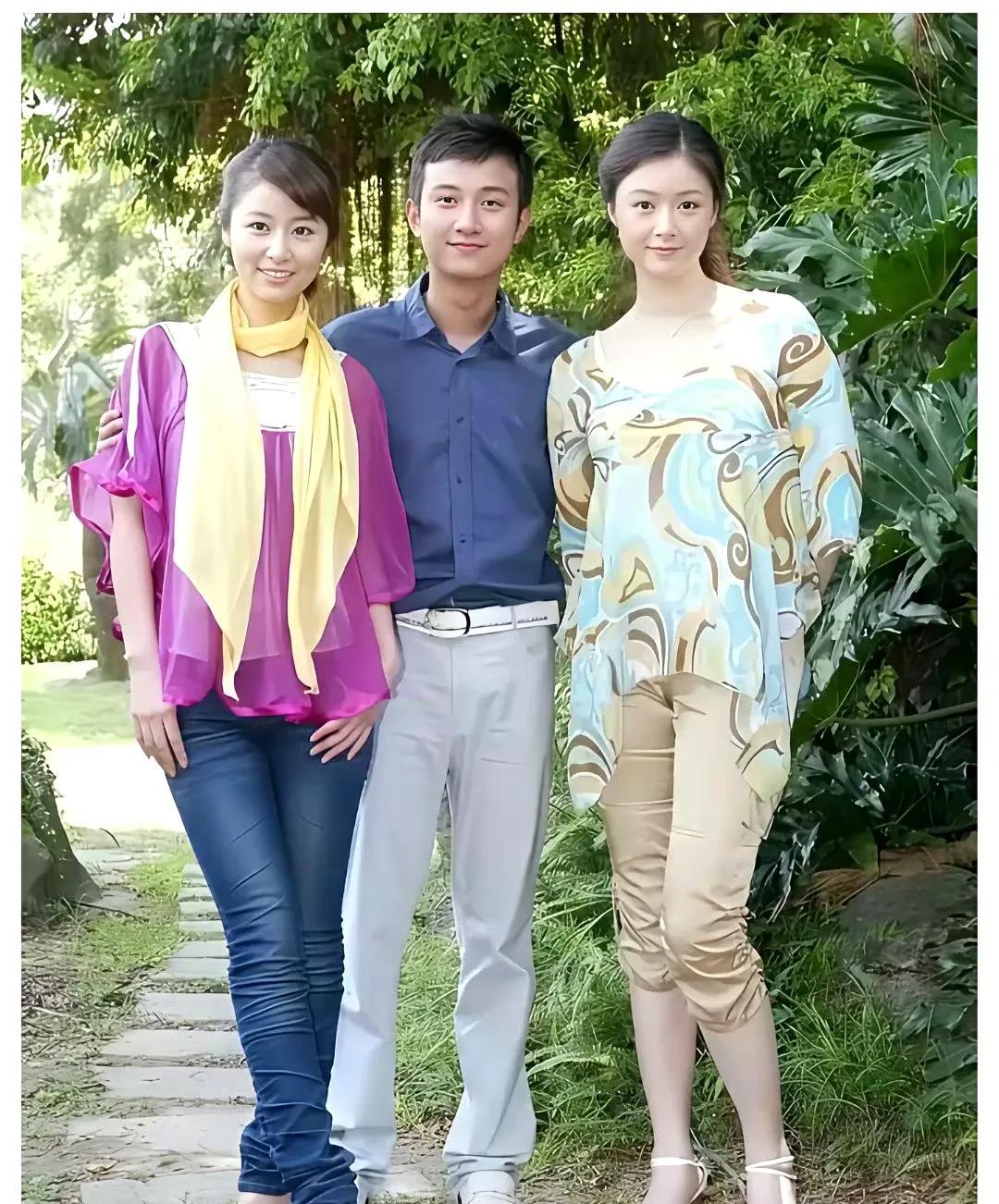 哈哈这张合影真是时代的眼泪！15年前鱼嘴高跟鞋配紧身裤的死亡搭配，现在看土到掉