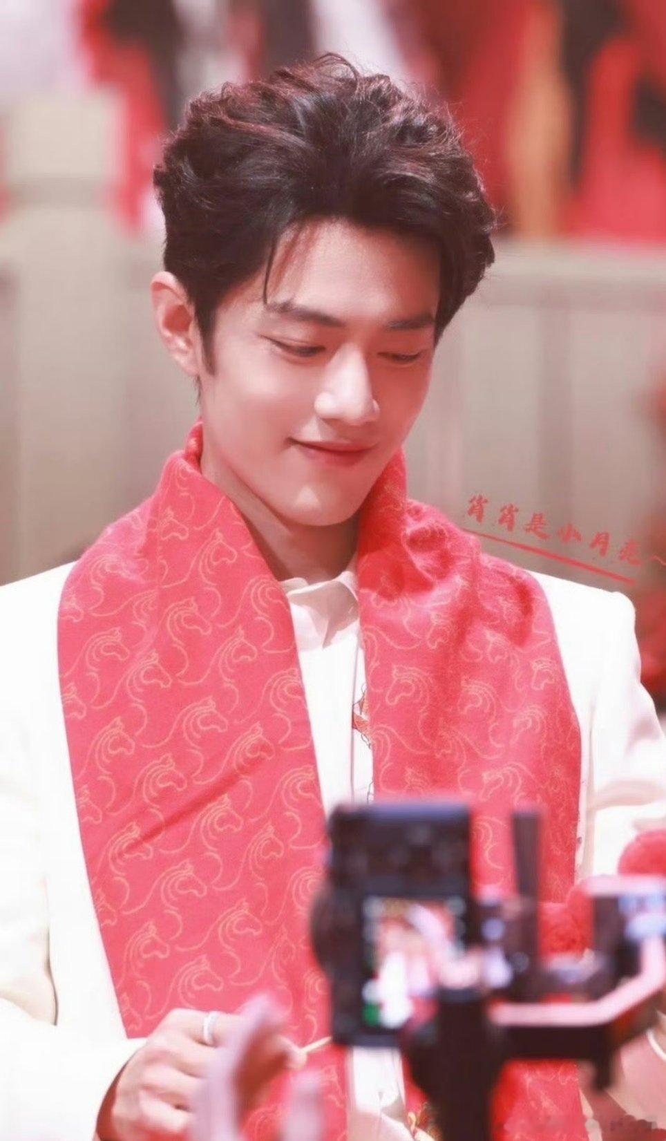 肖战耐心听讲解肖战北京春晚内场图，俊美的战哥！肖战耐心听讲解