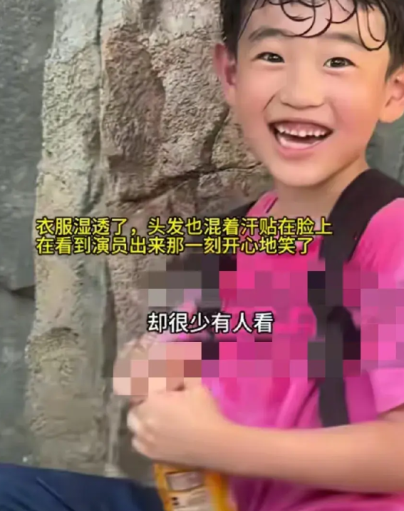 这就是契约精神！7月6日，河南开封一个小男孩背着书包拿着一瓶水坐在景点的一处假山