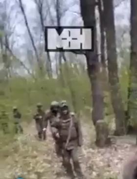 图文：视频显示6名残障俄军士兵参加突击队攻击任务只装备3件防弹背心2支自动步