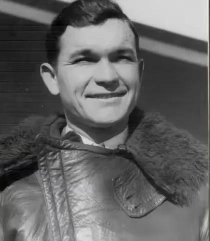 1936年12月26日，张学良决定亲自送蒋介石返回南京。就在飞行的途中，飞行员雷