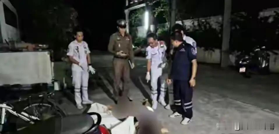 穿睡衣、没穿内衣、肛门撕裂、拖鞋在14楼、人死在3楼。这是4月11号晚上十点