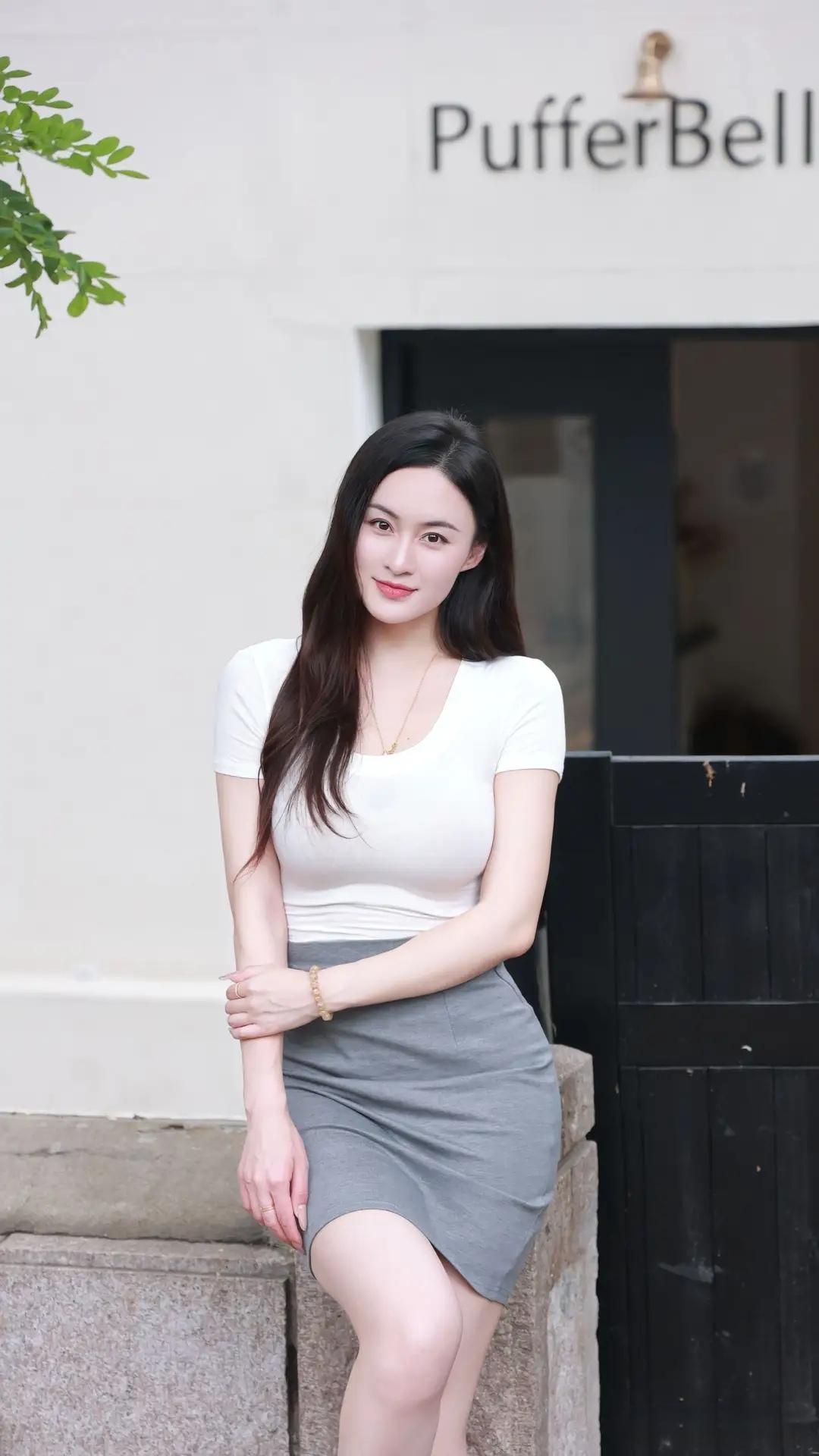 优雅气质，白T恤+灰裙，轻松出街