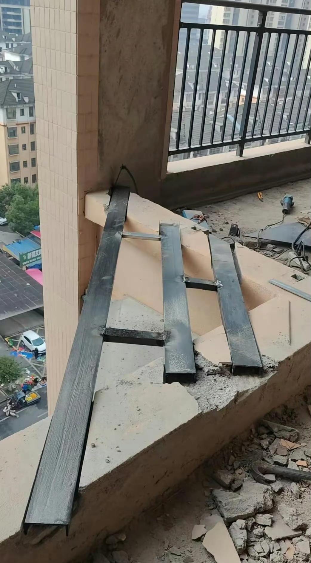 碰到爱占这种便宜的人，尽量远离。改变外立面了，还是要去投诉的，一投诉一个准。