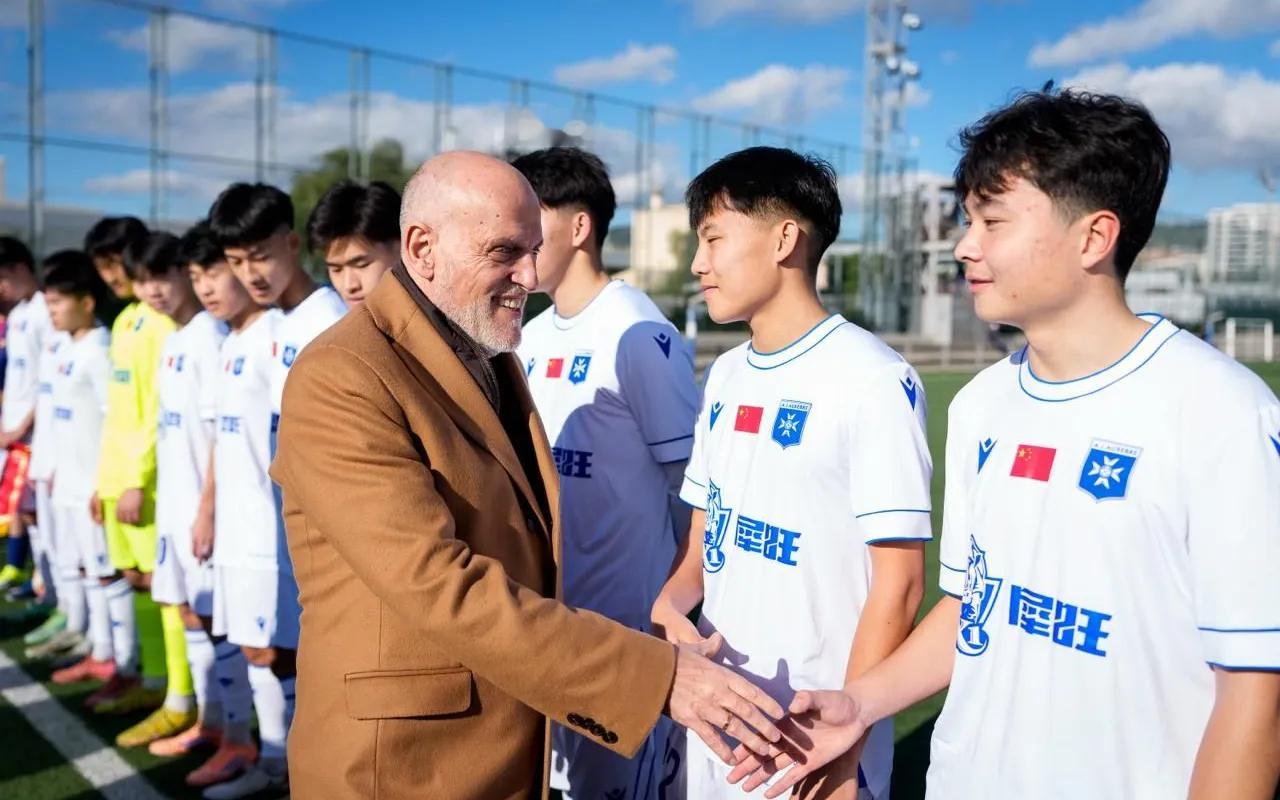 ❤️💙欢迎来到拉玛西亚！🤝🏻巴塞罗那足球俱乐部主席拉波尔塔与西甲联盟主席特