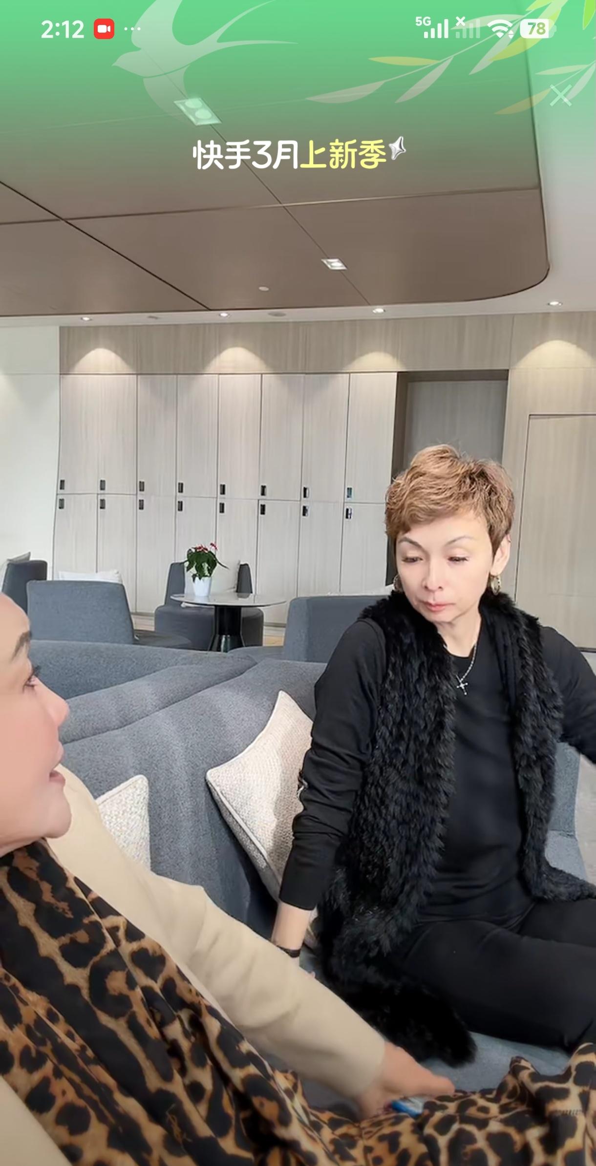 大家有没有感觉小菲和兰姐这对母女越来越不对劲了？前两天兰姐坐火车来探班，