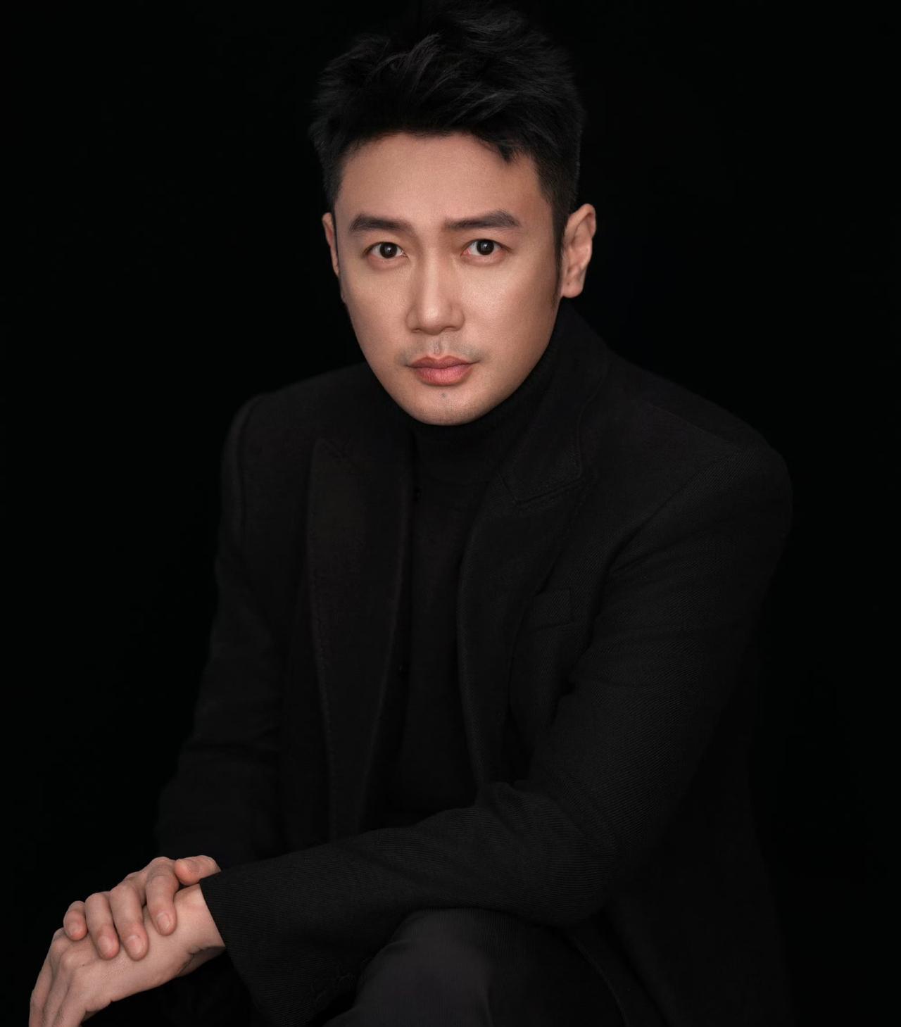 继续追剧《沉默的荣耀》。刚播完的电视剧《灼灼韶华》中，青年演员巩峥饰演韶华的哥