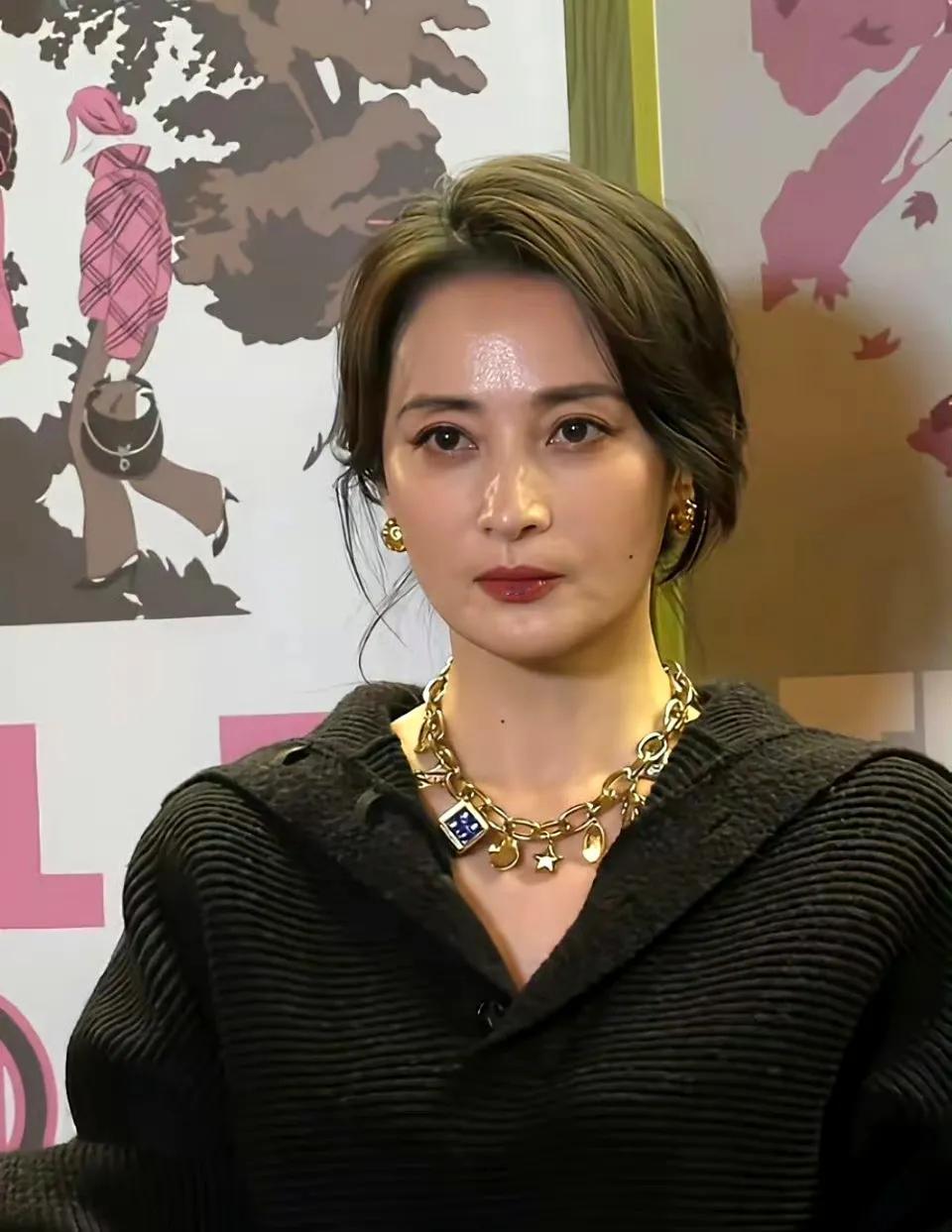 实话实说，50岁的蒋勤勤面相变了，变得伶俐，让人敬而远之！看到一位网友发帖子