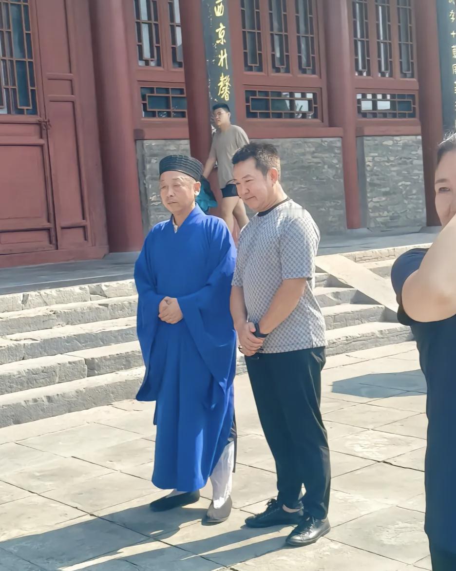 69岁元彪在华山西岳庙祈福被偶遇，他整个人变化好大，身材肥胖臃肿，一脸横肉，像一