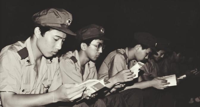 1984年的一天晚上，驻金华某部武警完成训练任务后，观看热播的电视剧《霍元甲》。