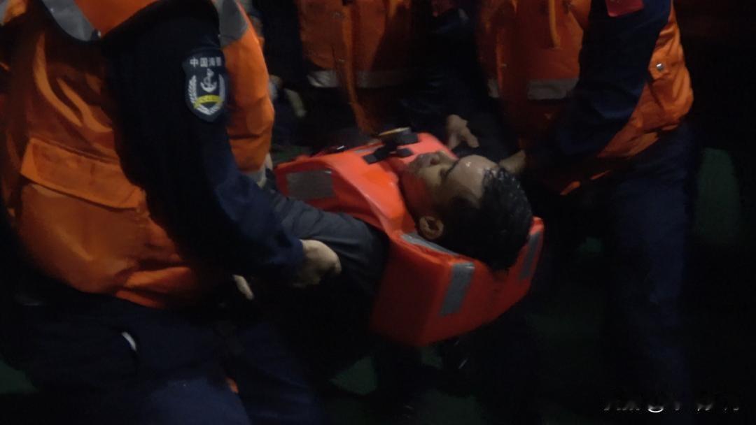 关键时刻，中国用行动，展现大国担当和胸怀！今天凌晨1点34分，在中国黄岩岛西北
