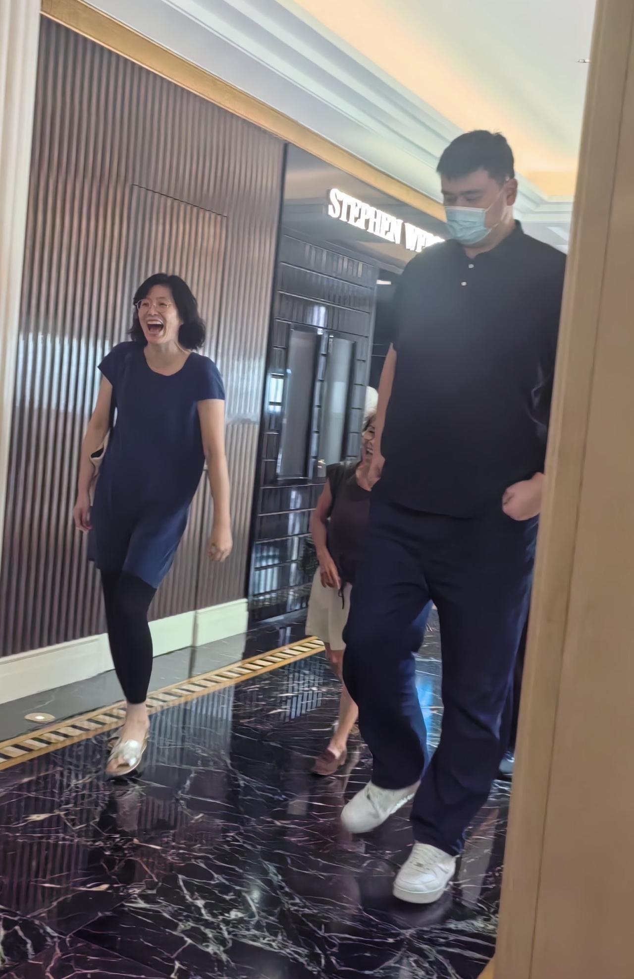 姚明夫妇现身上海酒店，45岁叶莉瘦了好多，边走边笑心情很好，他们夫妻俩在人群中太