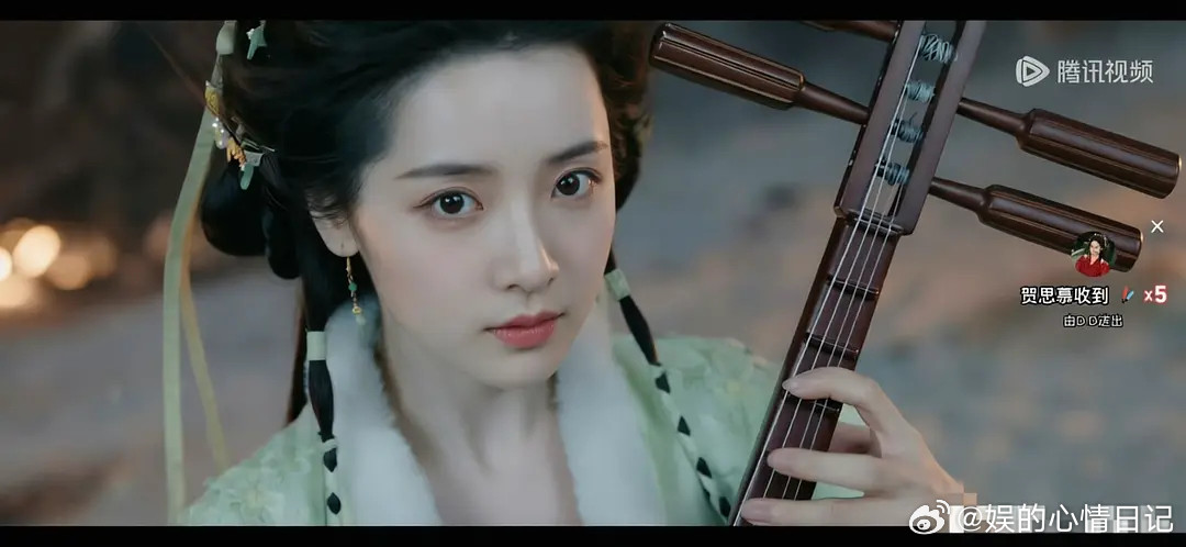 我巴穿着古装弹琴，没有古味，是一种低劣质感的cosplay