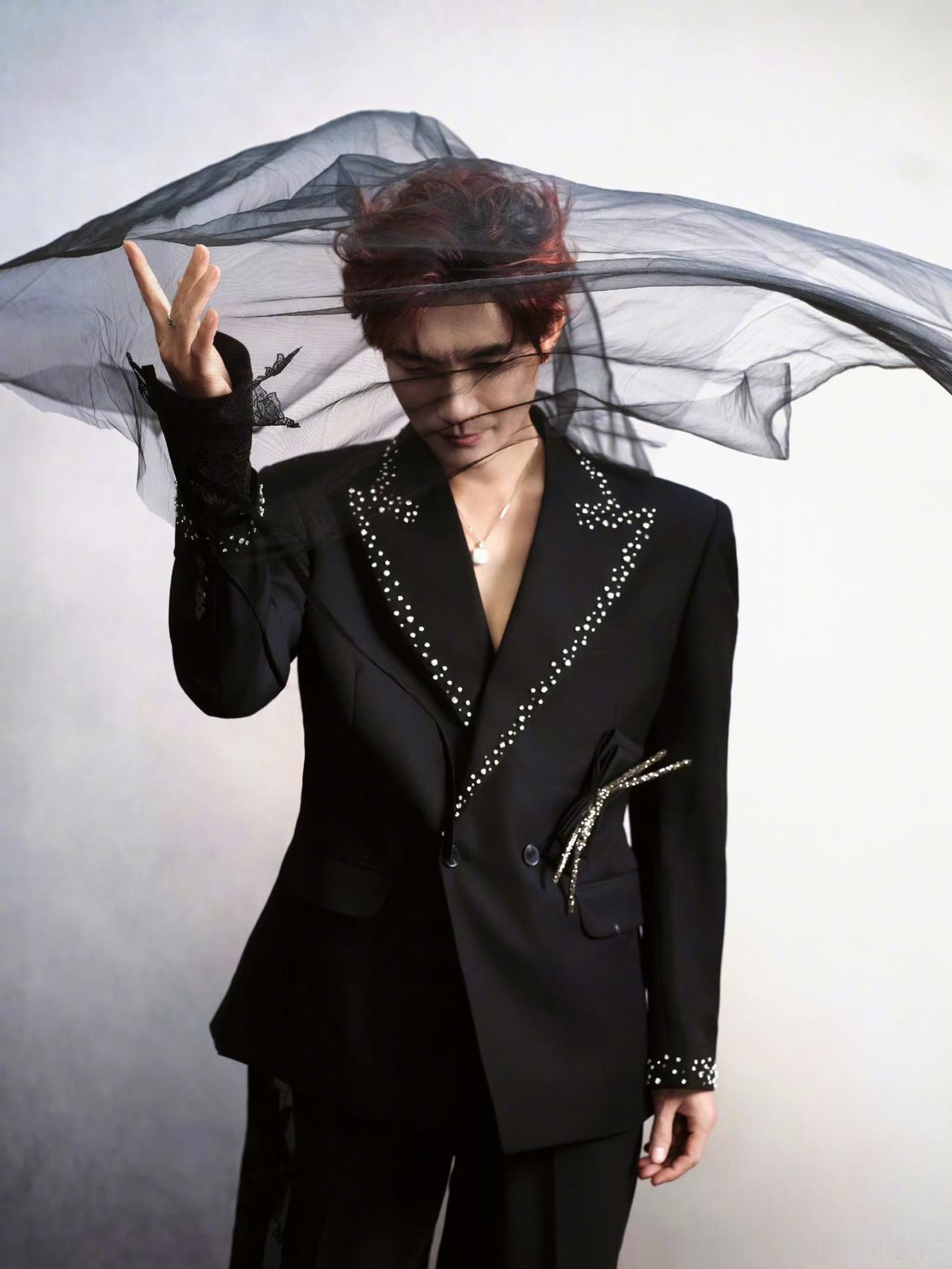 今晚的陈楚生好过分！简直让人难以入眠了。一是《荒芜之境》演唱会上竟然穿了后背