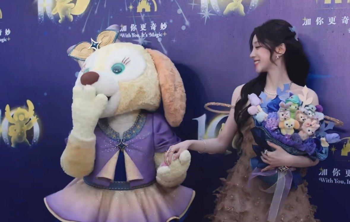 刘宇宁宋雨琦迪士尼雨中合唱露天突降大雨本极易打乱演唱节奏，两人却全程稳住状态，完