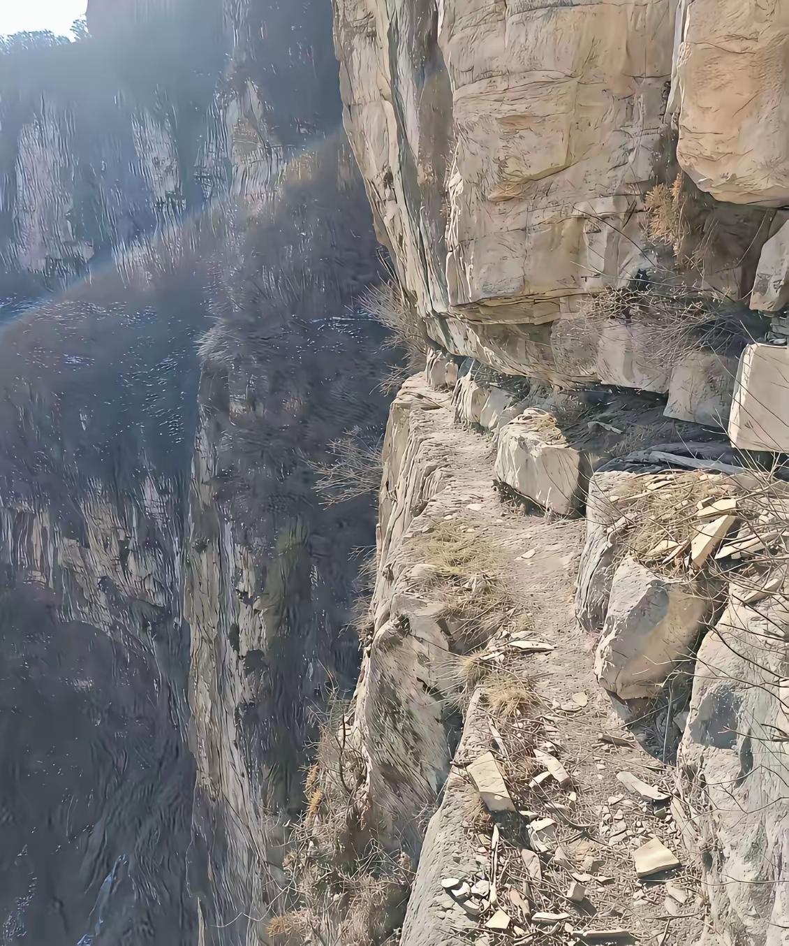 背包、手机或许是程梦圆坠崖的帮凶！一边是垂直的刀壁，一边是200米深渊，小道就