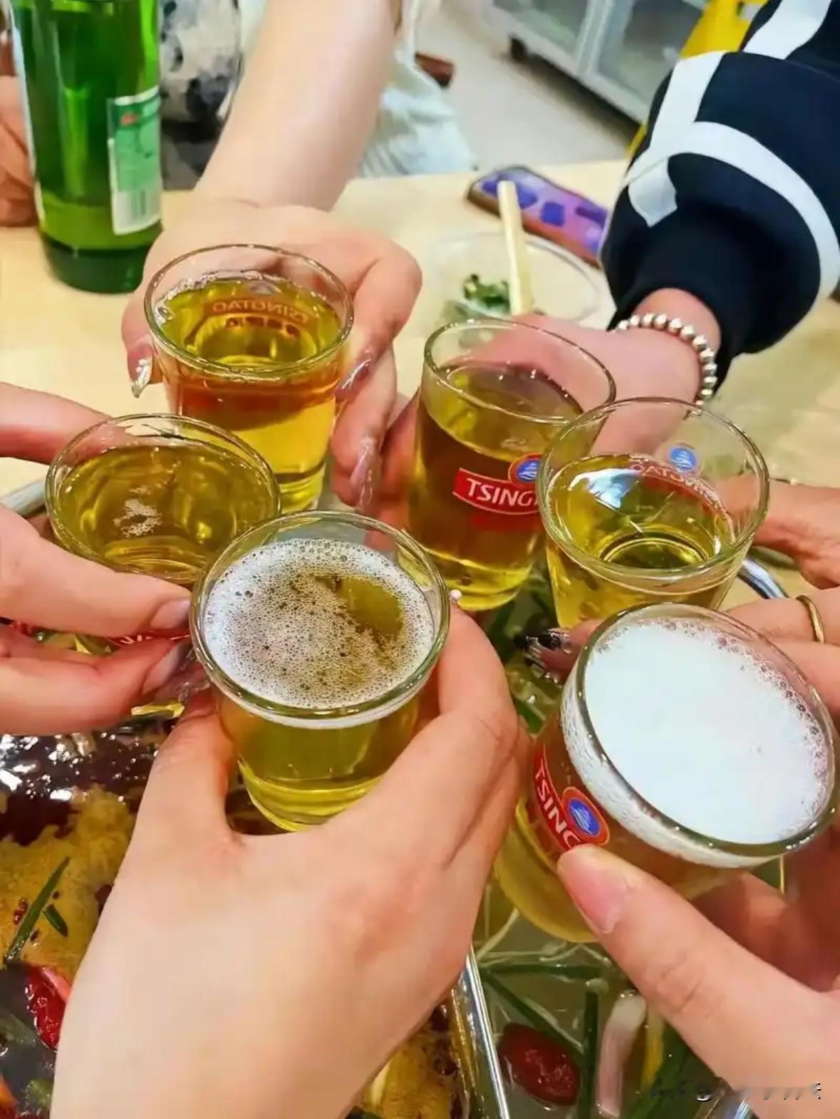 云南大理，男子受朋友邀请参加婚宴并帮忙筹备，从早到晚都在婚礼上忙碌着，一日三餐也