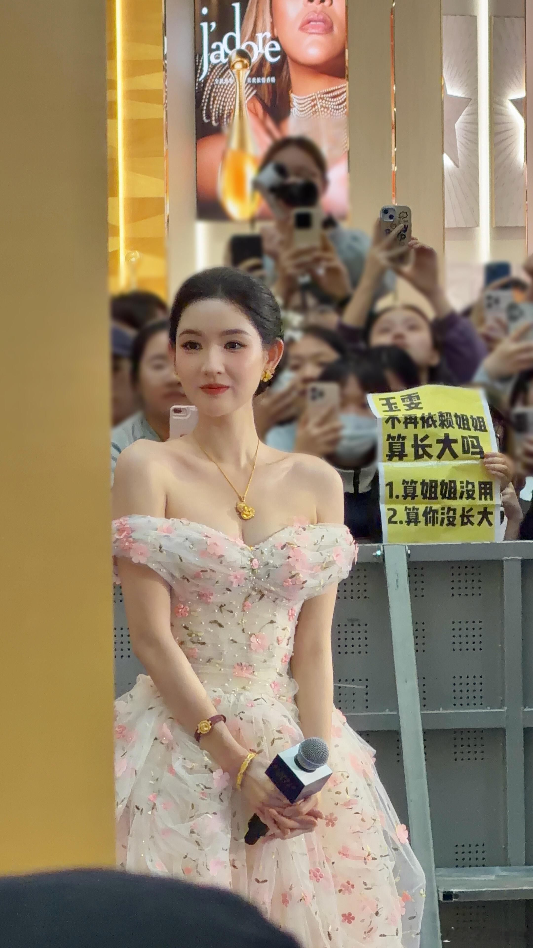 王玉雯真的全是上下都核心出装啊，脸小头圆就算了，肩颈还这么标准，大胸长腿还170