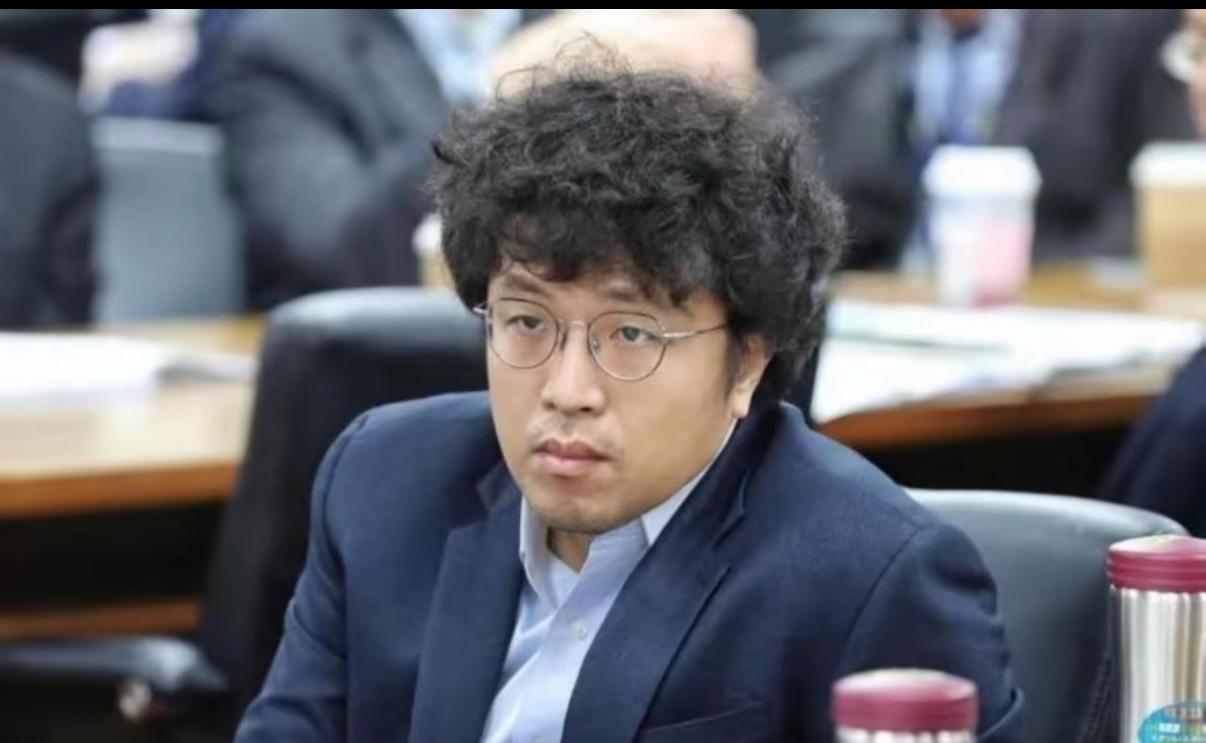 这次沈伯洋的发声，看起来是在喊冤，其实更像是在解释。1月5日，他在个人账号写