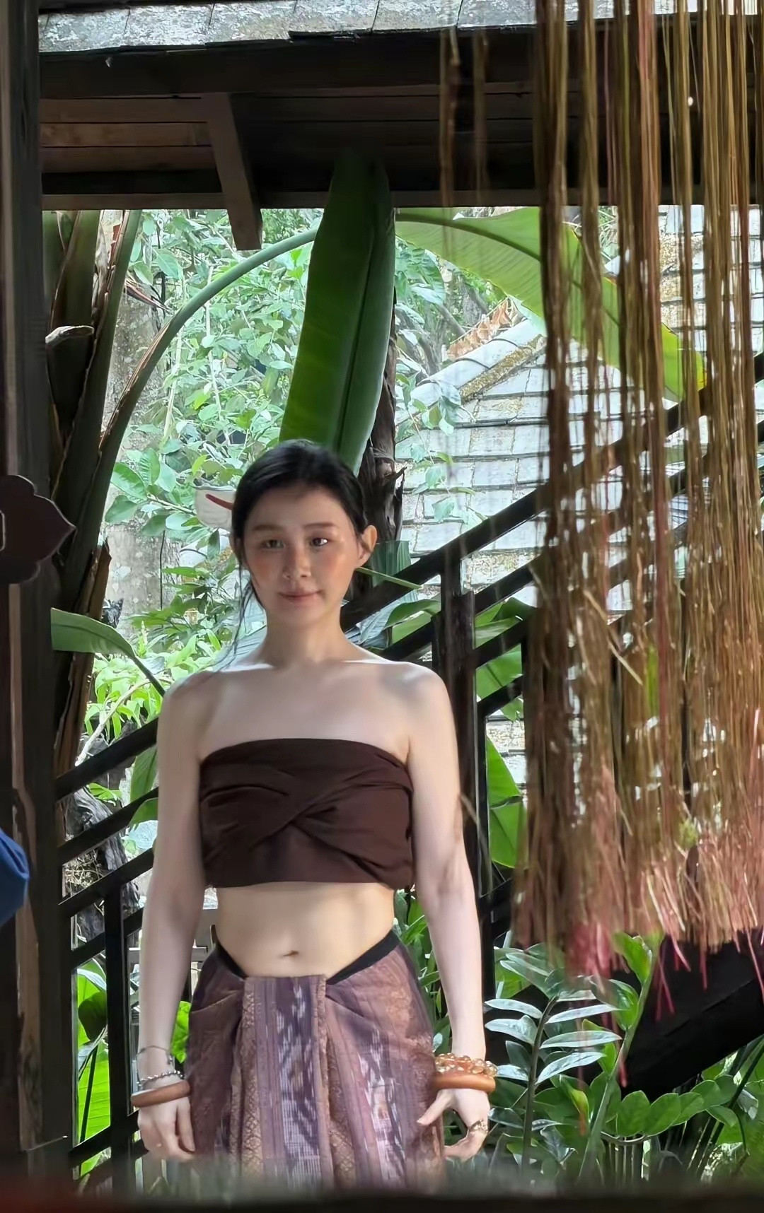 金靖瘦了反而没辨识度了，有点肉反而显年轻。