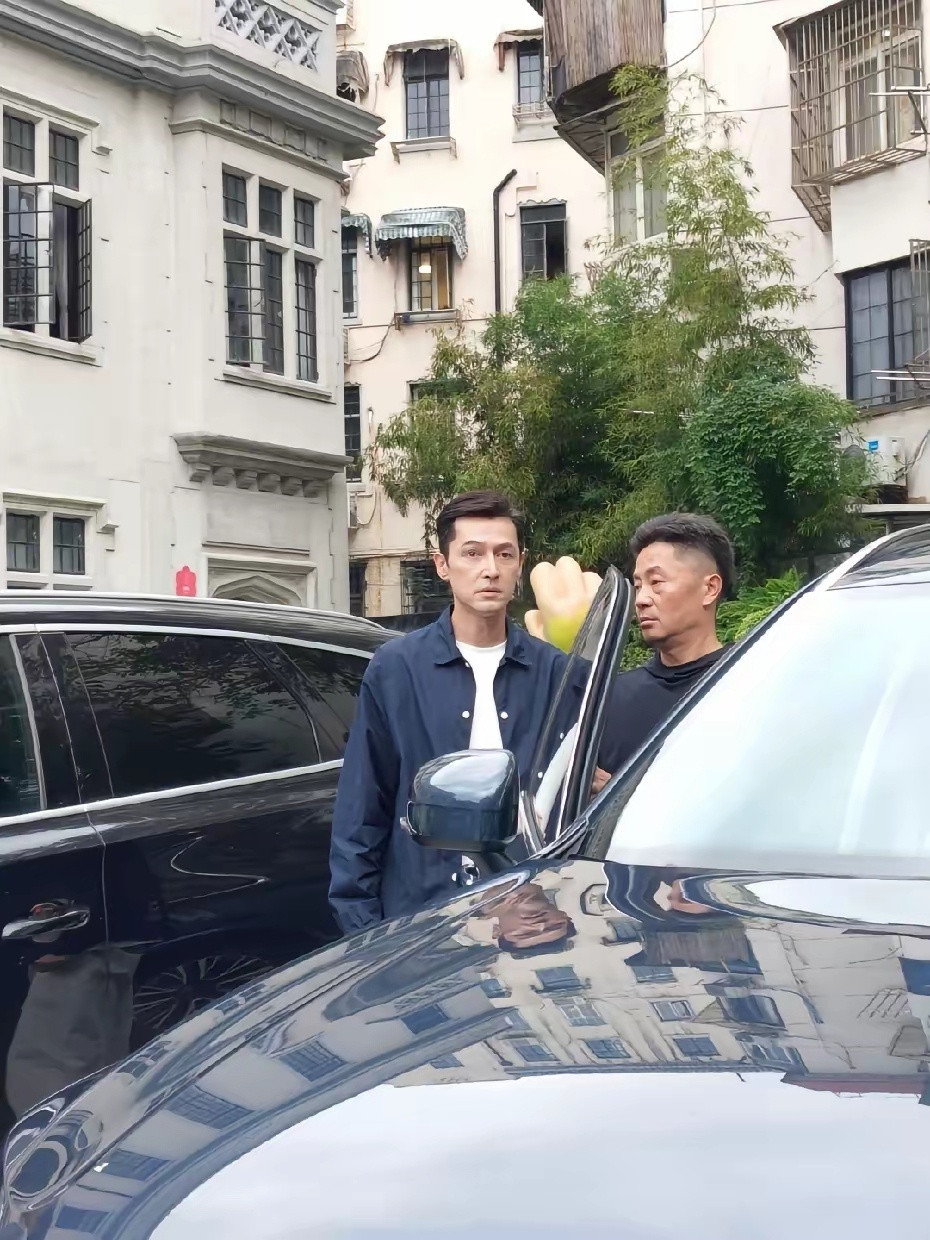 胡歌在上海出席活动，他真人还是很帅的！虽然比不上年轻时候的颜值，但是现在反倒有种成熟男人的魅力！感觉