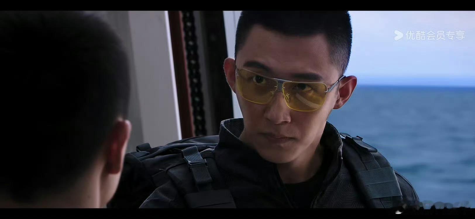 黄景瑜真是打心底里爱演穿制服的，一脸开心穿着警服到处溜达，那时候演顾顺的时候在机