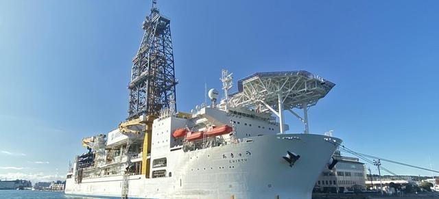 日本海底下挖稀土，美国帮着撑腰，图的是绕开中国。 日本海底稀土储量号称有16