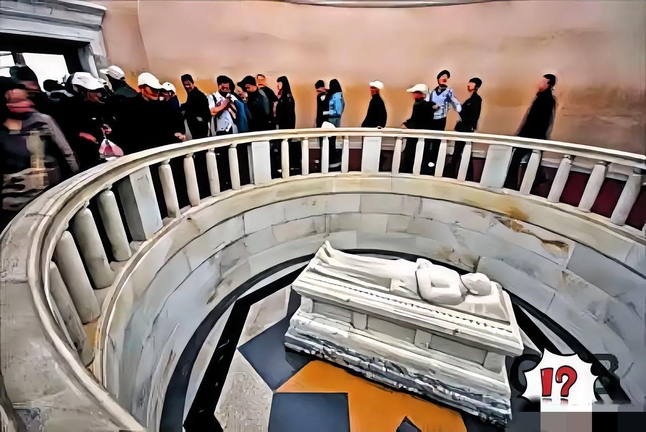 很多人去南京中山陵，顶多就在祭堂转转，其实祭堂后头那扇门里头，才是孙中山先生真正