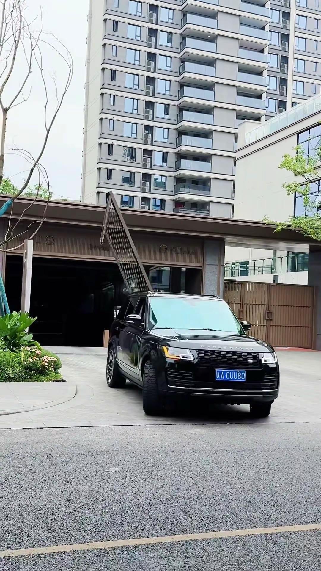全网都说路虎毛病多关我揽胜什么事。很多人说路虎毛病多，但自家揽胜开着省心又顺手，自驾跑长途也从来没掉