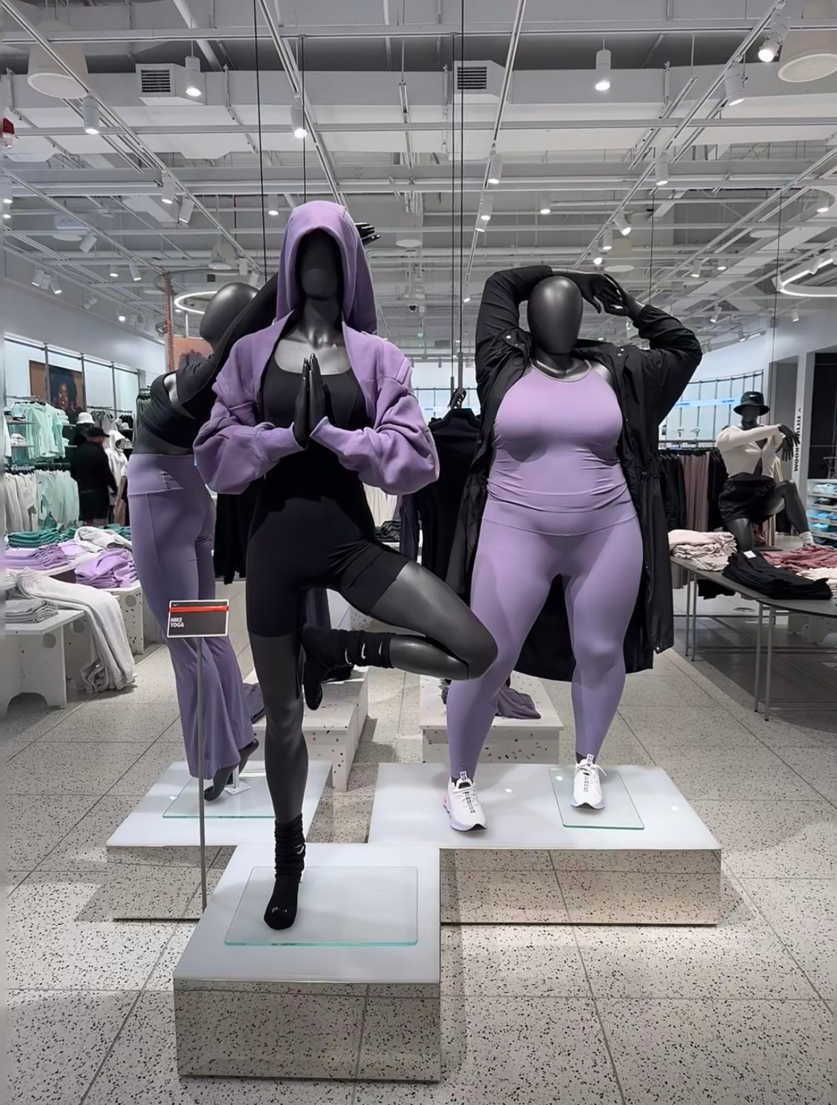 大码女装店让S码模特穿XL样衣知道女装退货率为什么那么高了，真实的身材没法贩卖幻