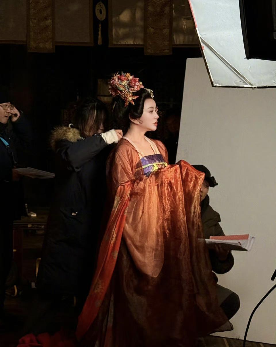 75岁，演14岁。这次连AI换脸都用上了。杀青照里，刘晓庆对着镜头笑。妆容