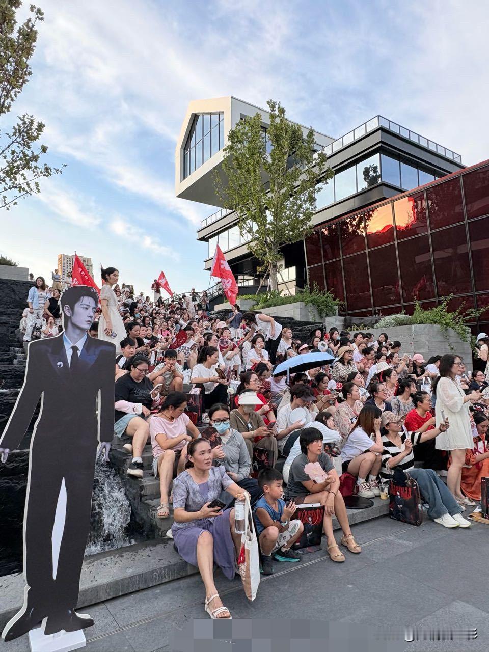 不少人吐槽肖战的粉丝圈层，活跃主力大多是三四十岁以上女性，几乎少见低龄少女，调侃