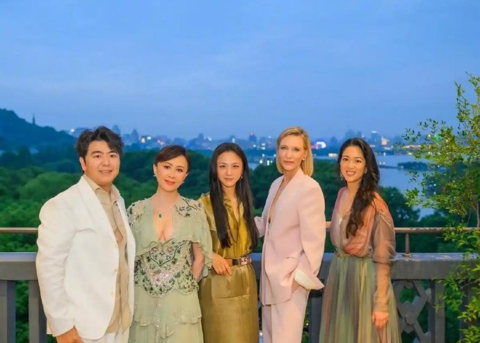 香格里拉之夜两个最懂梁朝伟的女人同框了，刘嘉玲深V抢镜、汤唯松弛感拉满！