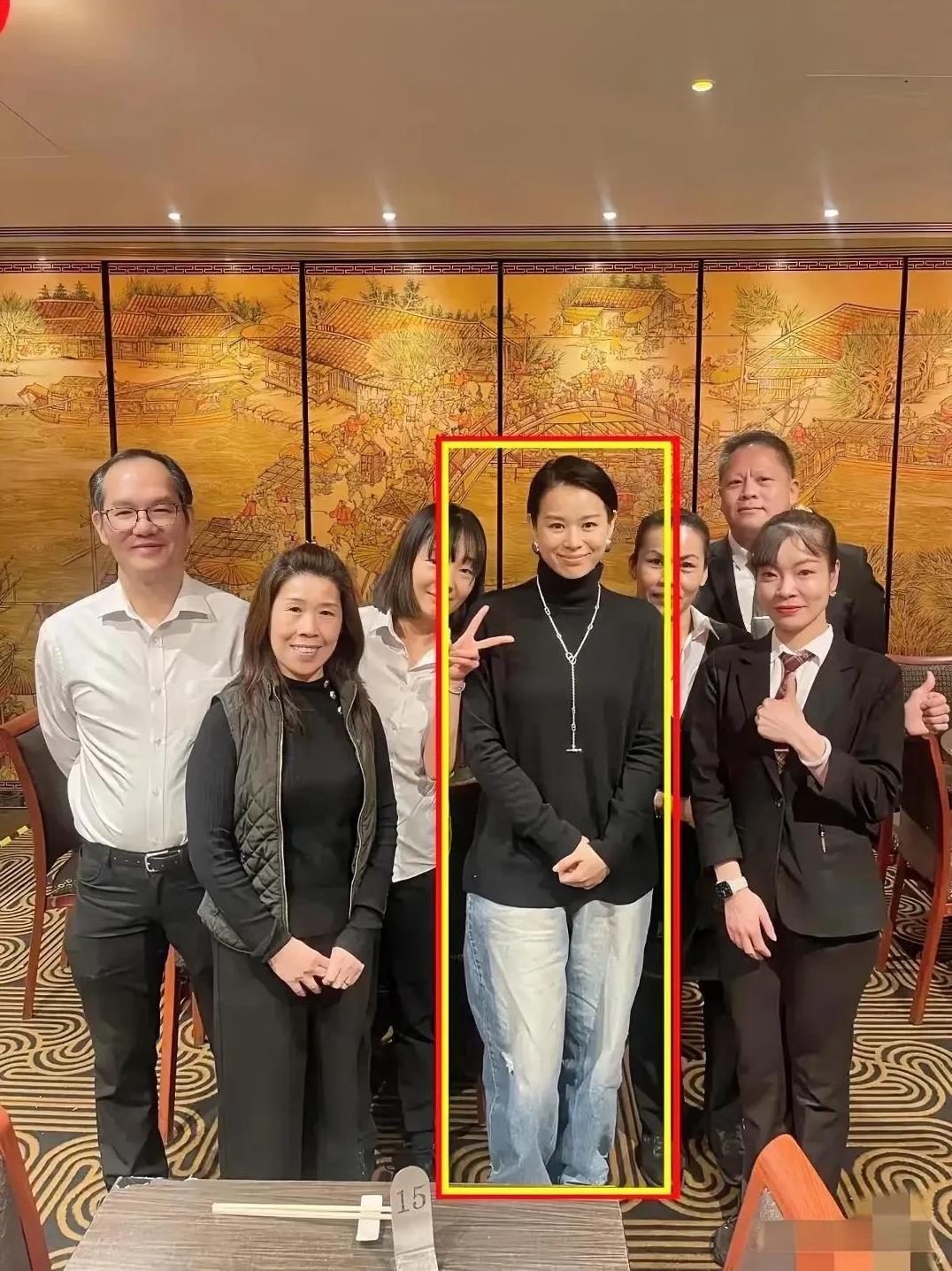 想不到胡杏儿也是不上镜的那种但是站在人群中，还是很突出。而且她都45岁了，