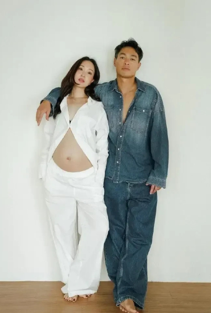 万万没有想到，他们居然是夫妻两，白瞎我看了十几年电视，现在才知道。[吐舌头咯][