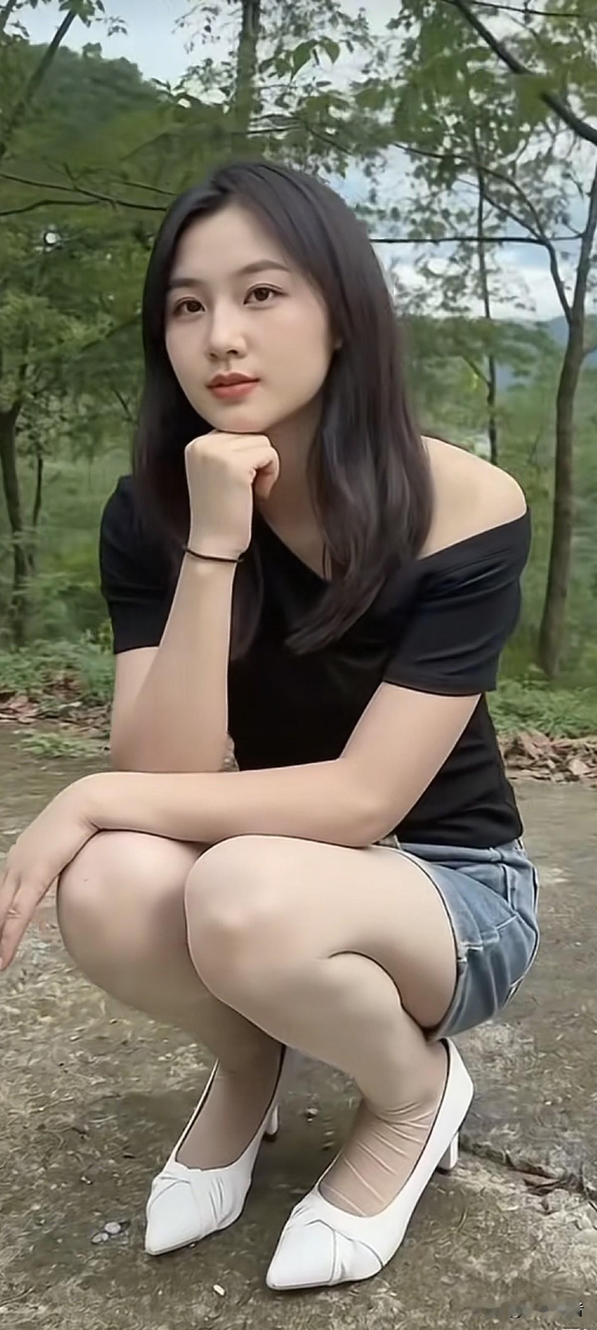 静坐思悠远，绿树映清纯。